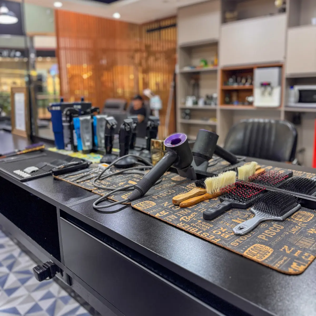 Bancada preparada com ferramentas e produtos da Barbearia Procópio